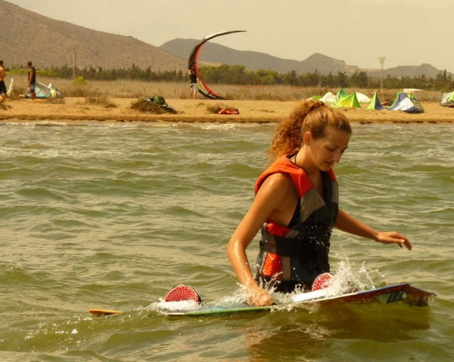 Preparando la tabla en el agua